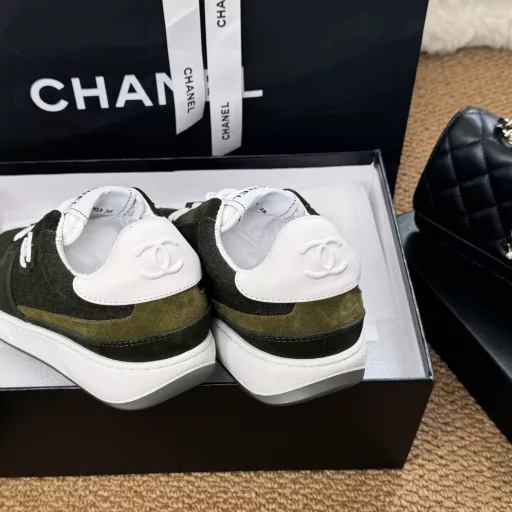 CHANEL 24b Early Fall New ProductsSports shoes are hot-selling items on major platforms~It is also the first choice for Internet celebrities to wear. The entire Chanel series has been fully upgraded. More fashion elements have been added to the uppersUpper materials are spliced ​​uppersOriginal two-color PHYLON (MD) soles,Good resilience and a full set of high-end packaging