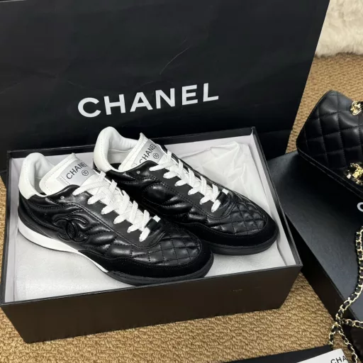 The latest 2024 gold and silver horns baseball shoes are here~~~The first hit in early summer is here, babies, move your golden fingers!-The same style as celebrities, Yang Mi, Angelbaby, and Song Yi's same style sneakersYou can always trust the vision of the three goddesses——Chane* Xiaoxiang C's 2024 spring and summer new diamond pattern lambskin sneakers Silver Horn King small sneakers Diamond baseball shoesTop version coco girls must buy, you can always trust Yang Mi's visionThe style is versatile and can't go wrong. The soft and glutinous sheepskin is super comfortableIt's super delicate and casual to wear, and it's the finishing touch to match shorts and short skirtsOriginal custom sheepskin upper + cow suede 