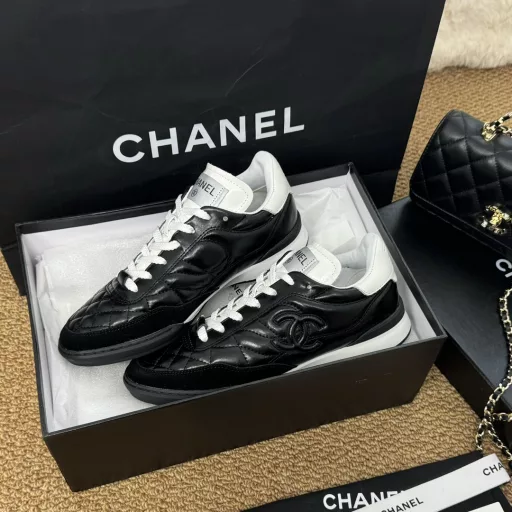 The latest 2024 gold and silver horns baseball shoes are here~~~The first hit in early summer is here, babies, move your golden fingers!-The same style as celebrities, Yang Mi, Angelbaby, and Song Yi's same style sneakersYou can always trust the vision of the three goddesses——Chane* Xiaoxiang C's 2024 spring and summer new diamond pattern lambskin sneakers Silver Horn King small sneakers Diamond baseball shoesTop version coco girls must buy, you can always trust Yang Mi's visionThe style is versatile and can't go wrong. The soft and glutinous sheepskin is super comfortableIt's super delicate and casual to wear, and it's the finishing touch to match shorts and short skirtsOriginal custom sheepskin upper + cow suede 