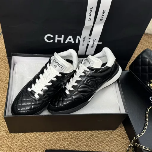 The latest 2024 gold and silver horns baseball shoes are here~~~The first hit in early summer is here, babies, move your golden fingers!-The same style as celebrities, Yang Mi, Angelbaby, and Song Yi's same style sneakersYou can always trust the vision of the three goddesses——Chane* Xiaoxiang C's 2024 spring and summer new diamond pattern lambskin sneakers Silver Horn King small sneakers Diamond baseball shoesTop version coco girls must buy, you can always trust Yang Mi's visionThe style is versatile and can't go wrong. The soft and glutinous sheepskin is super comfortableIt's super delicate and casual to wear, and it's the finishing touch to match shorts and short skirtsOriginal custom sheepskin upper + cow suede 