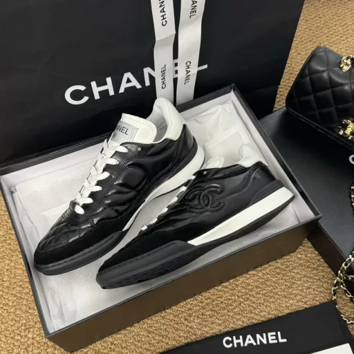 The latest 2024 gold and silver horns baseball shoes are here~~~The first hit in early summer is here, babies, move your golden fingers!-The same style as celebrities, Yang Mi, Angelbaby, and Song Yi's same style sneakersYou can always trust the vision of the three goddesses——Chane* Xiaoxiang C's 2024 spring and summer new diamond pattern lambskin sneakers Silver Horn King small sneakers Diamond baseball shoesTop version coco girls must buy, you can always trust Yang Mi's visionThe style is versatile and can't go wrong. The soft and glutinous sheepskin is super comfortableIt's super delicate and casual to wear, and it's the finishing touch to match shorts and short skirtsOriginal custom sheepskin upper + cow suede 