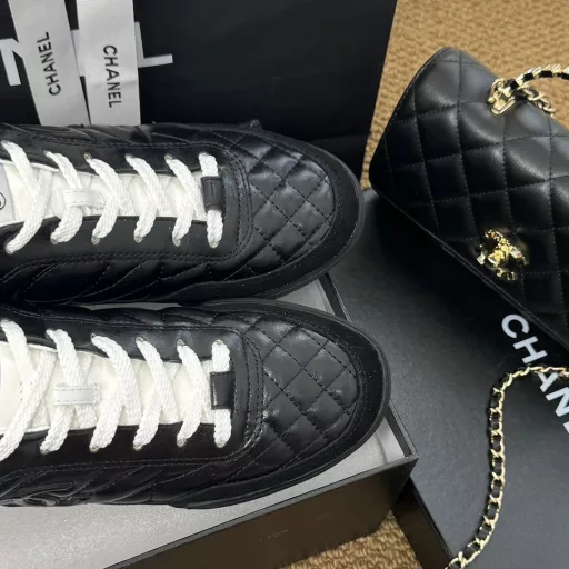 The latest 2024 gold and silver horns baseball shoes are here~~~The first hit in early summer is here, babies, move your golden fingers!-The same style as celebrities, Yang Mi, Angelbaby, and Song Yi's same style sneakersYou can always trust the vision of the three goddesses——Chane* Xiaoxiang C's 2024 spring and summer new diamond pattern lambskin sneakers Silver Horn King small sneakers Diamond baseball shoesTop version coco girls must buy, you can always trust Yang Mi's visionThe style is versatile and can't go wrong. The soft and glutinous sheepskin is super comfortableIt's super delicate and casual to wear, and it's the finishing touch to match shorts and short skirtsOriginal custom sheepskin upper + cow suede 