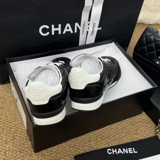 The latest 2024 gold and silver horns baseball shoes are here~~~The first hit in early summer is here, babies, move your golden fingers!-The same style as celebrities, Yang Mi, Angelbaby, and Song Yi's same style sneakersYou can always trust the vision of the three goddesses——Chane* Xiaoxiang C's 2024 spring and summer new diamond pattern lambskin sneakers Silver Horn King small sneakers Diamond baseball shoesTop version coco girls must buy, you can always trust Yang Mi's visionThe style is versatile and can't go wrong. The soft and glutinous sheepskin is super comfortableIt's super delicate and casual to wear, and it's the finishing touch to match shorts and short skirtsOriginal custom sheepskin upper + cow suede 