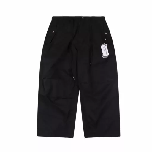 Chrome Hearts 24's latest model, 925 silver-buttoned paratrooper workwear wide-leg trousers and casual pants, is now available. It is purchased at a high price and has all the details. The fabric is custom-woven and custom-dyed 40-count poplin cotton. You can feel it when you get it. The fabric is flat and smooth, has good tear strength, and has a long service life. It has good breathability and moisture absorption, and is very suitable for the current season. The overall style is very stiff, wide and loose, and the material used is half more than other trousers. This is one of the reasons why the cost of this model is slightly higher. Regarding the accessories, CH has piled up all the accessories that can be used this time, including 6 pendants, 3 hidden buttons and 1 waist buckle. It should be said that the retail price of a single piece in the counter is 2K, and all of them are put on this pair of paratrooper pants. The accessories and accessories are all customized one by one. You can imagine the degree of engineering of this pair of trousers. The waistline of this pair of trousers is quite special and can only be adjusted by the trouser rope. The super loose trouser legs do not feel restrained at all