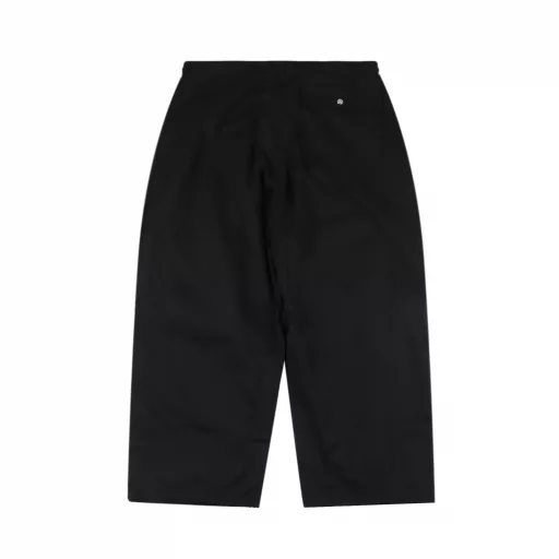 Chrome Hearts 24's latest model, 925 silver-buttoned paratrooper workwear wide-leg trousers and casual pants, is now available. It is purchased at a high price and has all the details. The fabric is custom-woven and custom-dyed 40-count poplin cotton. You can feel it when you get it. The fabric is flat and smooth, has good tear strength, and has a long service life. It has good breathability and moisture absorption, and is very suitable for the current season. The overall style is very stiff, wide and loose, and the material used is half more than other trousers. This is one of the reasons why the cost of this model is slightly higher. Regarding the accessories, CH has piled up all the accessories that can be used this time, including 6 pendants, 3 hidden buttons and 1 waist buckle. It should be said that the retail price of a single piece in the counter is 2K, and all of them are put on this pair of paratrooper pants. The accessories and accessories are all customized one by one. You can imagine the degree of engineering of this pair of trousers. The waistline of this pair of trousers is quite special and can only be adjusted by the trouser rope. The super loose trouser legs do not feel restrained at all