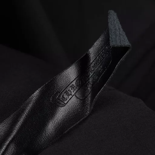 Chrome Hearts 24's latest model, 925 silver-buttoned paratrooper workwear wide-leg trousers and casual pants, is now available. It is purchased at a high price and has all the details. The fabric is custom-woven and custom-dyed 40-count poplin cotton. You can feel it when you get it. The fabric is flat and smooth, has good tear strength, and has a long service life. It has good breathability and moisture absorption, and is very suitable for the current season. The overall style is very stiff, wide and loose, and the material used is half more than other trousers. This is one of the reasons why the cost of this model is slightly higher. Regarding the accessories, CH has piled up all the accessories that can be used this time, including 6 pendants, 3 hidden buttons and 1 waist buckle. It should be said that the retail price of a single piece in the counter is 2K, and all of them are put on this pair of paratrooper pants. The accessories and accessories are all customized one by one. You can imagine the degree of engineering of this pair of trousers. The waistline of this pair of trousers is quite special and can only be adjusted by the trouser rope. The super loose trouser legs do not feel restrained at all