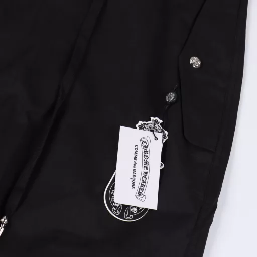 Chrome Hearts 24's latest model, 925 silver-buttoned paratrooper workwear wide-leg trousers and casual pants, is now available. It is purchased at a high price and has all the details. The fabric is custom-woven and custom-dyed 40-count poplin cotton. You can feel it when you get it. The fabric is flat and smooth, has good tear strength, and has a long service life. It has good breathability and moisture absorption, and is very suitable for the current season. The overall style is very stiff, wide and loose, and the material used is half more than other trousers. This is one of the reasons why the cost of this model is slightly higher. Regarding the accessories, CH has piled up all the accessories that can be used this time, including 6 pendants, 3 hidden buttons and 1 waist buckle. It should be said that the retail price of a single piece in the counter is 2K, and all of them are put on this pair of paratrooper pants. The accessories and accessories are all customized one by one. You can imagine the degree of engineering of this pair of trousers. The waistline of this pair of trousers is quite special and can only be adjusted by the trouser rope. The super loose trouser legs do not feel restrained at all