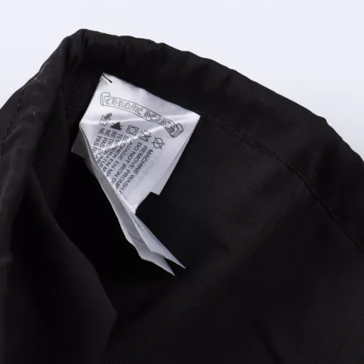 Chrome Hearts 24's latest model, 925 silver-buttoned paratrooper workwear wide-leg trousers and casual pants, is now available. It is purchased at a high price and has all the details. The fabric is custom-woven and custom-dyed 40-count poplin cotton. You can feel it when you get it. The fabric is flat and smooth, has good tear strength, and has a long service life. It has good breathability and moisture absorption, and is very suitable for the current season. The overall style is very stiff, wide and loose, and the material used is half more than other trousers. This is one of the reasons why the cost of this model is slightly higher. Regarding the accessories, CH has piled up all the accessories that can be used this time, including 6 pendants, 3 hidden buttons and 1 waist buckle. It should be said that the retail price of a single piece in the counter is 2K, and all of them are put on this pair of paratrooper pants. The accessories and accessories are all customized one by one. You can imagine the degree of engineering of this pair of trousers. The waistline of this pair of trousers is quite special and can only be adjusted by the trouser rope. The super loose trouser legs do not feel restrained at all