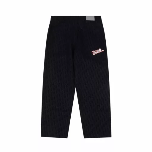 Dior 25SS Snake Year Limited Edition Denim PantsDeveloped and purchased from the original, carefully crafted with blue cotton blended denim, decorated with KAWS embroidery on the back, reinterpreting the D logo with colorful snakes. Paired with flocked Oblique prints, the overall lines are straight and delicate, the fabric is comfortable and soft, and the colors are consistent without color difference. It can be paired with the same style to create a fashionable look, suitable for various occasions, customized accessories, complete three labels, and the same style for men and women!