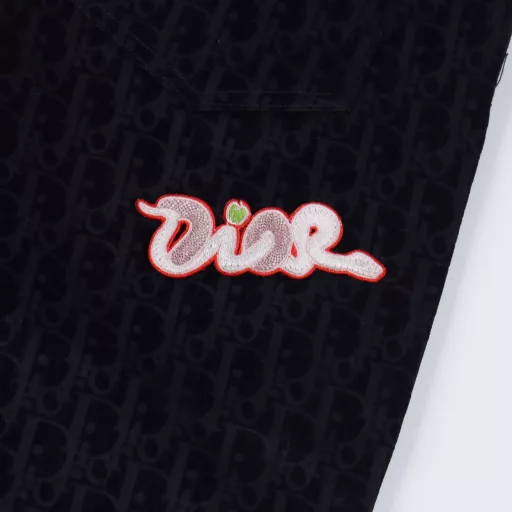 Dior 25SS Snake Year Limited Edition Denim PantsDeveloped and purchased from the original, carefully crafted with blue cotton blended denim, decorated with KAWS embroidery on the back, reinterpreting the D logo with colorful snakes. Paired with flocked Oblique prints, the overall lines are straight and delicate, the fabric is comfortable and soft, and the colors are consistent without color difference. It can be paired with the same style to create a fashionable look, suitable for various occasions, customized accessories, complete three labels, and the same style for men and women!
