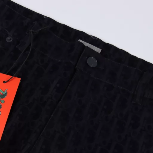 Dior 25SS Snake Year Limited Edition Denim PantsDeveloped and purchased from the original, carefully crafted with blue cotton blended denim, decorated with KAWS embroidery on the back, reinterpreting the D logo with colorful snakes. Paired with flocked Oblique prints, the overall lines are straight and delicate, the fabric is comfortable and soft, and the colors are consistent without color difference. It can be paired with the same style to create a fashionable look, suitable for various occasions, customized accessories, complete three labels, and the same style for men and women!