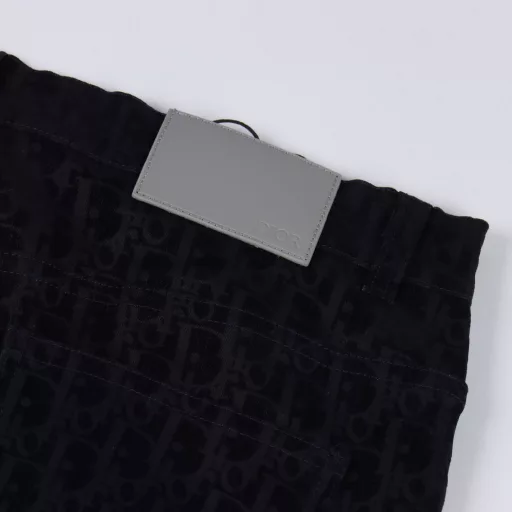 Dior 25SS Snake Year Limited Edition Denim PantsDeveloped and purchased from the original, carefully crafted with blue cotton blended denim, decorated with KAWS embroidery on the back, reinterpreting the D logo with colorful snakes. Paired with flocked Oblique prints, the overall lines are straight and delicate, the fabric is comfortable and soft, and the colors are consistent without color difference. It can be paired with the same style to create a fashionable look, suitable for various occasions, customized accessories, complete three labels, and the same style for men and women!