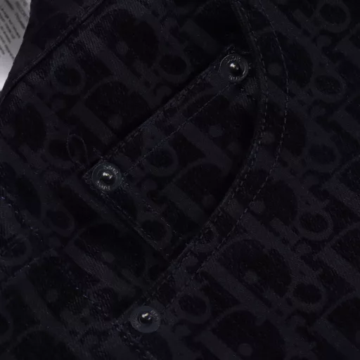 Dior 25SS Snake Year Limited Edition Denim PantsDeveloped and purchased from the original, carefully crafted with blue cotton blended denim, decorated with KAWS embroidery on the back, reinterpreting the D logo with colorful snakes. Paired with flocked Oblique prints, the overall lines are straight and delicate, the fabric is comfortable and soft, and the colors are consistent without color difference. It can be paired with the same style to create a fashionable look, suitable for various occasions, customized accessories, complete three labels, and the same style for men and women!