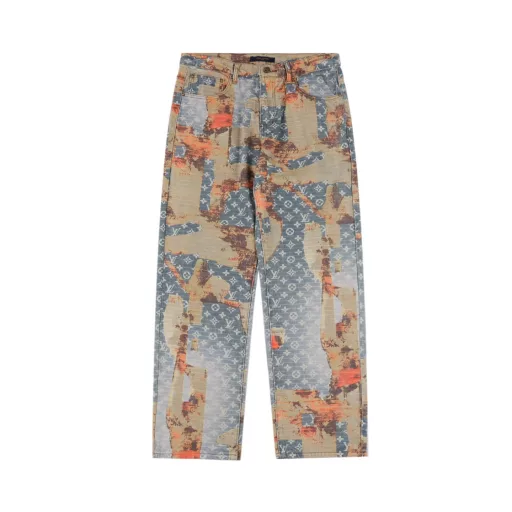 Louis Vuitton rose flower full print monogram jeansIrregular splicing destruction effect top limited single product trading company channel rare, new full-frame classic monogram logo blue quilted denim, presenting a destruction effect as if it has experienced vicissitudes of life, and the collision with the high-end style silhouette is in sharp contrast. Denim canvas lays out monogram pattern, fashionable irregular destruction flower pattern patch decoration casual perfect details washing and aging effect perfect the overall sense of detail, exuding a full sense of luxury! Invincible heavy work style men and women are recommended