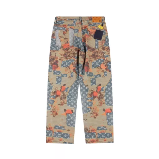 Louis Vuitton rose flower full print monogram jeansIrregular splicing destruction effect top limited single product trading company channel rare, new full-frame classic monogram logo blue quilted denim, presenting a destruction effect as if it has experienced vicissitudes of life, and the collision with the high-end style silhouette is in sharp contrast. Denim canvas lays out monogram pattern, fashionable irregular destruction flower pattern patch decoration casual perfect details washing and aging effect perfect the overall sense of detail, exuding a full sense of luxury! Invincible heavy work style men and women are recommended