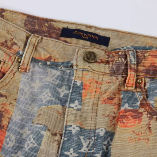Louis Vuitton rose flower full print monogram jeansIrregular splicing destruction effect top limited single product trading company channel rare, new full-frame classic monogram logo blue quilted denim, presenting a destruction effect as if it has experienced vicissitudes of life, and the collision with the high-end style silhouette is in sharp contrast. Denim canvas lays out monogram pattern, fashionable irregular destruction flower pattern patch decoration casual perfect details washing and aging effect perfect the overall sense of detail, exuding a full sense of luxury! Invincible heavy work style men and women are recommended