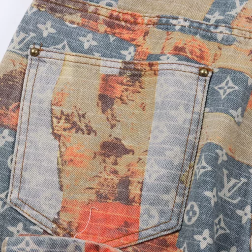 Louis Vuitton rose flower full print monogram jeansIrregular splicing destruction effect top limited single product trading company channel rare, new full-frame classic monogram logo blue quilted denim, presenting a destruction effect as if it has experienced vicissitudes of life, and the collision with the high-end style silhouette is in sharp contrast. Denim canvas lays out monogram pattern, fashionable irregular destruction flower pattern patch decoration casual perfect details washing and aging effect perfect the overall sense of detail, exuding a full sense of luxury! Invincible heavy work style men and women are recommended