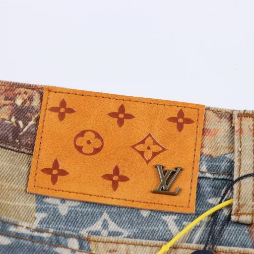 Louis Vuitton rose flower full print monogram jeansIrregular splicing destruction effect top limited single product trading company channel rare, new full-frame classic monogram logo blue quilted denim, presenting a destruction effect as if it has experienced vicissitudes of life, and the collision with the high-end style silhouette is in sharp contrast. Denim canvas lays out monogram pattern, fashionable irregular destruction flower pattern patch decoration casual perfect details washing and aging effect perfect the overall sense of detail, exuding a full sense of luxury! Invincible heavy work style men and women are recommended