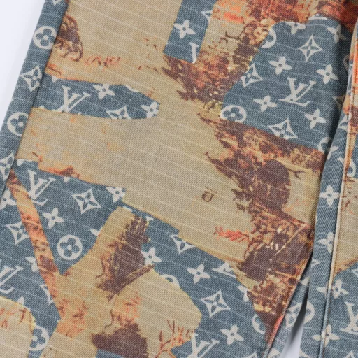 Louis Vuitton rose flower full print monogram jeansIrregular splicing destruction effect top limited single product trading company channel rare, new full-frame classic monogram logo blue quilted denim, presenting a destruction effect as if it has experienced vicissitudes of life, and the collision with the high-end style silhouette is in sharp contrast. Denim canvas lays out monogram pattern, fashionable irregular destruction flower pattern patch decoration casual perfect details washing and aging effect perfect the overall sense of detail, exuding a full sense of luxury! Invincible heavy work style men and women are recommended