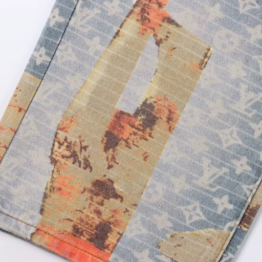 Louis Vuitton rose flower full print monogram jeansIrregular splicing destruction effect top limited single product trading company channel rare, new full-frame classic monogram logo blue quilted denim, presenting a destruction effect as if it has experienced vicissitudes of life, and the collision with the high-end style silhouette is in sharp contrast. Denim canvas lays out monogram pattern, fashionable irregular destruction flower pattern patch decoration casual perfect details washing and aging effect perfect the overall sense of detail, exuding a full sense of luxury! Invincible heavy work style men and women are recommended