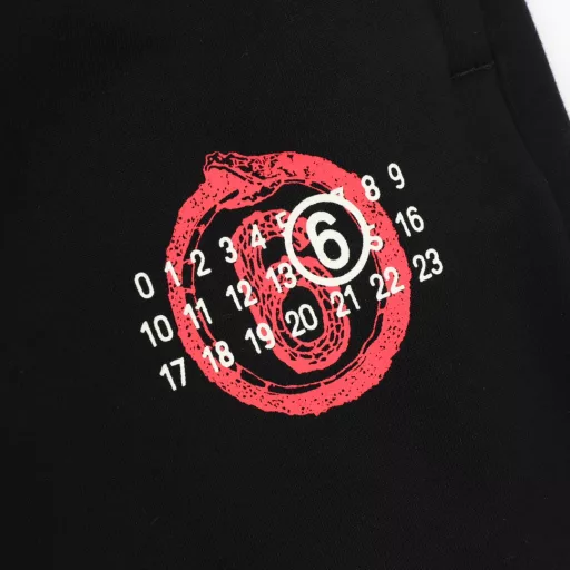 Maison Margiela MM6 digital logo printed trousersCustomized velvet cotton, full of texture, hand-printed, the mesh holes of the non-patterned part are closed so that the printing paste can pass through the mesh holes and be printed on the fabric, and the printing paste is evenly scraped through the screen with a scraper so that the paste can pass through the mesh holes and be printed on the fabric. The soft light ancient rhyme washing process, through specific chemical and logistics treatment, makes the surface of the fabric present a soft luster, loose version