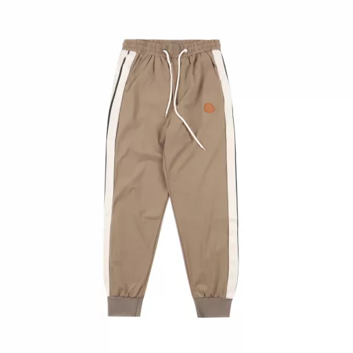 Moncler Logo Ribbon Logo TrousersBrand logo embroidery, exquisite embroidery craftsmanship, plus the brand's iconic logo, together create the brand charm that is unique to Moncler, fashionable and high-end. The design style of the entire casual pants is simple and fashionable, which is very consistent with the low-end style setting. The fabric is made of 100% cotton, which is soft and comfortable to wear, skin-friendly and breathable. The elastic and drawstring design at the waist makes it easy to wear. It is not only full of details, but also very practical!