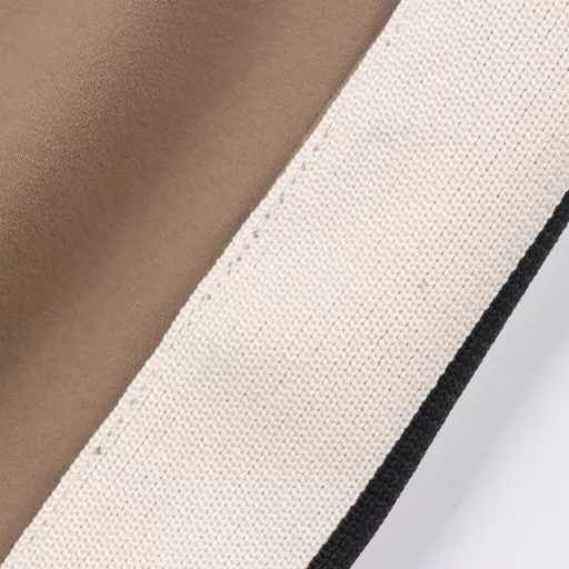 Moncler Logo Ribbon Logo TrousersBrand logo embroidery, exquisite embroidery craftsmanship, plus the brand's iconic logo, together create the brand charm that is unique to Moncler, fashionable and high-end. The design style of the entire casual pants is simple and fashionable, which is very consistent with the low-end style setting. The fabric is made of 100% cotton, which is soft and comfortable to wear, skin-friendly and breathable. The elastic and drawstring design at the waist makes it easy to wear. It is not only full of details, but also very practical!