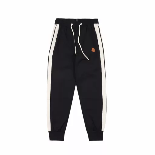 Moncler Logo Ribbon Logo TrousersBrand logo embroidery, exquisite embroidery craftsmanship, plus the brand's iconic logo, together create the brand charm that is unique to Moncler, fashionable and high-end. The design style of the entire casual pants is simple and fashionable, which is very consistent with the low-end style setting. The fabric is made of 100% cotton, which is soft and comfortable to wear, skin-friendly and breathable. The elastic and drawstring design at the waist makes it easy to wear. It is not only full of details, but also very practical!