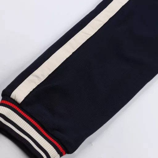 Gucci GG Embroidered Logo Patchwork LeggingsItalian customers supply top-grade custom-made garment fabrics, heavyweight high-density air layer pure cotton material, with powerful functional properties, extremely delicate and comfortable touch, excellent breathability and moisture absorption, clean and neat upper body, light and burden-free! The details are very outstanding, custom zipper opening and closing design, exclusive alloy custom zipper, light and mature color matching, suitable for various daily wear, high mix and match compatibility, suitable for a variety of occasions, street leisure, outdoor sports, etc., can perform very well, wardrobe business leisure excellent high attendance rate! It is a rare opportunity!