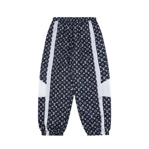 Louis Vuitton Monogram Printed PantsLOUK MONOGRAM Printed Tech SweatpantsThese sweatpants have a satin texture of technical fabrics, with eye-catching colors to highlight the Monogram pattern. The contrast stitching on the trouser legs highlights the sporty atmosphere and can be paired with the same sports top to create a 2024 Fall/Winter runway look.Casual version, all-over Monogram print, with straps on the left and right.