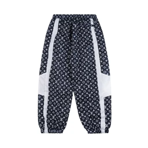 Louis Vuitton Monogram Printed PantsLOUK MONOGRAM Printed Tech SweatpantsThese sweatpants have a satin texture of technical fabrics, with eye-catching colors to highlight the Monogram pattern. The contrast stitching on the trouser legs highlights the sporty atmosphere and can be paired with the same sports top to create a 2024 Fall/Winter runway look.Casual version, all-over Monogram print, with straps on the left and right.