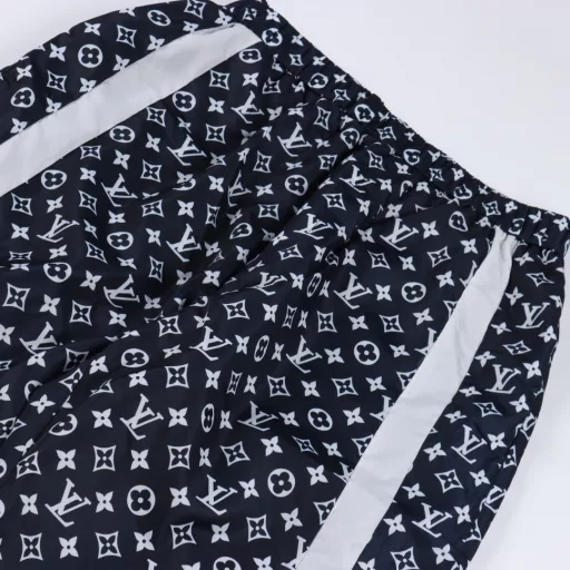 Louis Vuitton Monogram Printed PantsLOUK MONOGRAM Printed Tech SweatpantsThese sweatpants have a satin texture of technical fabrics, with eye-catching colors to highlight the Monogram pattern. The contrast stitching on the trouser legs highlights the sporty atmosphere and can be paired with the same sports top to create a 2024 Fall/Winter runway look.Casual version, all-over Monogram print, with straps on the left and right.