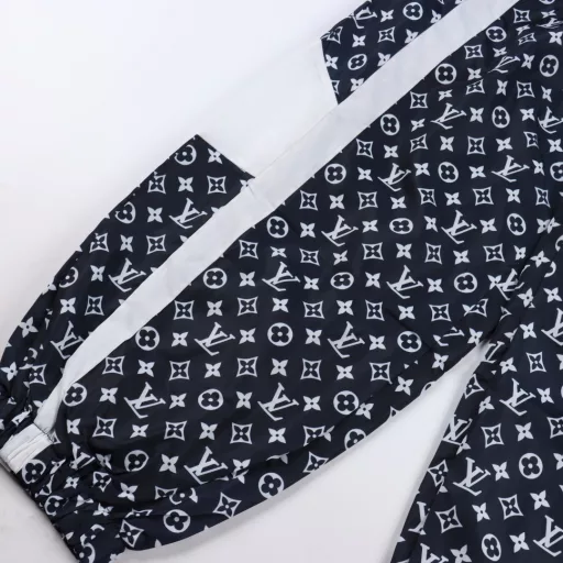 Louis Vuitton Monogram Printed PantsLOUK MONOGRAM Printed Tech SweatpantsThese sweatpants have a satin texture of technical fabrics, with eye-catching colors to highlight the Monogram pattern. The contrast stitching on the trouser legs highlights the sporty atmosphere and can be paired with the same sports top to create a 2024 Fall/Winter runway look.Casual version, all-over Monogram print, with straps on the left and right.