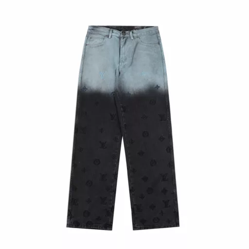 Louis Vuitton Gradient Embroidered Denim PantsThe focus of this 2024 Fall/Winter collection is an ingenious denim jacket, which cleverly combines the sharp collision of black and blue, and shows a unique charm through gradient technology. The irregular reddish-brown dyeing is dotted in between, injecting an unruly soul into the classic. The surface of the jacket is densely covered with the brand's iconic fine embroidery, and every stitch and thread shows the quality of heavy work. The flocked embossed leather patch is ingeniously designed at the back waist, showing luxurious details in a low-key manner. The style is exquisitely tailored, not picky about body shape, and can easily control a variety of styles. It is a must-have choice for fashionistas' wardrobe, showing the perfect combination of personality and taste.