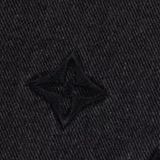 Louis Vuitton Gradient Embroidered Denim PantsThe focus of this 2024 Fall/Winter collection is an ingenious denim jacket, which cleverly combines the sharp collision of black and blue, and shows a unique charm through gradient technology. The irregular reddish-brown dyeing is dotted in between, injecting an unruly soul into the classic. The surface of the jacket is densely covered with the brand's iconic fine embroidery, and every stitch and thread shows the quality of heavy work. The flocked embossed leather patch is ingeniously designed at the back waist, showing luxurious details in a low-key manner. The style is exquisitely tailored, not picky about body shape, and can easily control a variety of styles. It is a must-have choice for fashionistas' wardrobe, showing the perfect combination of personality and taste.