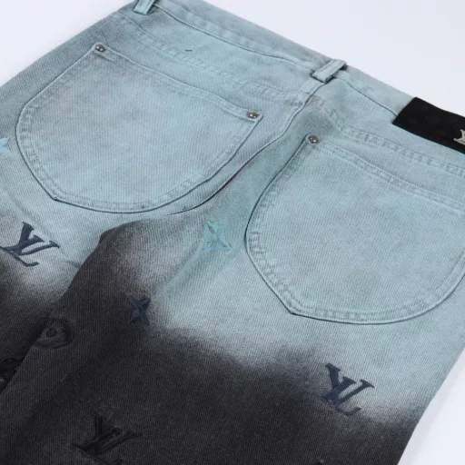 Louis Vuitton Gradient Embroidered Denim PantsThe focus of this 2024 Fall/Winter collection is an ingenious denim jacket, which cleverly combines the sharp collision of black and blue, and shows a unique charm through gradient technology. The irregular reddish-brown dyeing is dotted in between, injecting an unruly soul into the classic. The surface of the jacket is densely covered with the brand's iconic fine embroidery, and every stitch and thread shows the quality of heavy work. The flocked embossed leather patch is ingeniously designed at the back waist, showing luxurious details in a low-key manner. The style is exquisitely tailored, not picky about body shape, and can easily control a variety of styles. It is a must-have choice for fashionistas' wardrobe, showing the perfect combination of personality and taste.