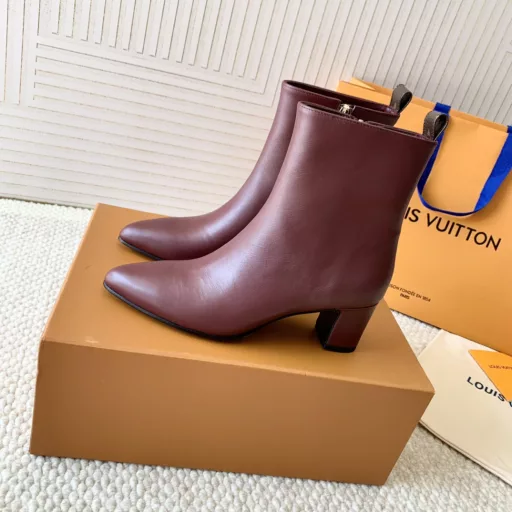 LV 2024 autumn and winter new block-heeled short boots, pointed toe bare bootsI haven't seen such simple minimalist short boots for a long time