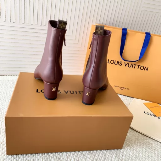 LV 2024 autumn and winter new block-heeled short boots, pointed toe bare bootsI haven't seen such simple minimalist short boots for a long time