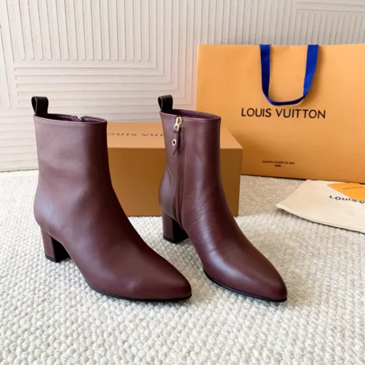 LV 2024 autumn and winter new block-heeled short boots, pointed toe bare bootsI haven't seen such simple minimalist short boots for a long time
