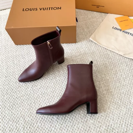 LV 2024 autumn and winter new block-heeled short boots, pointed toe bare bootsI haven't seen such simple minimalist short boots for a long time
