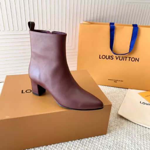 LV 2024 autumn and winter new block-heeled short boots, pointed toe bare bootsI haven't seen such simple minimalist short boots for a long time