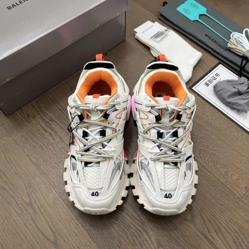 Balenciaga Track Trainer, the new LED light shoes from Balenciaga, the new version adds a rechargeable LED light strip at the heel position, which can be turned on by clicking the 
