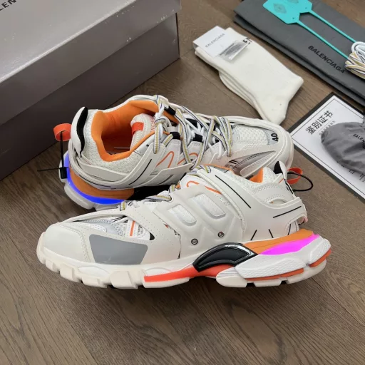 Balenciaga Track Trainer, the new LED light shoes from Balenciaga, the new version adds a rechargeable LED light strip at the heel position, which can be turned on by clicking the 