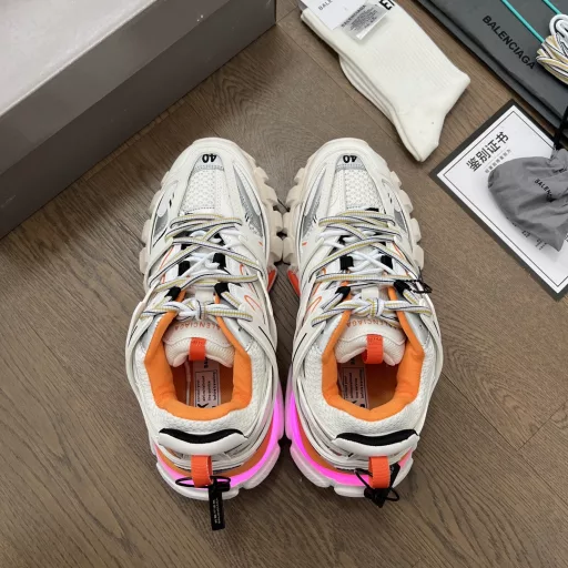 Balenciaga Track Trainer, the new LED light shoes from Balenciaga, the new version adds a rechargeable LED light strip at the heel position, which can be turned on by clicking the 