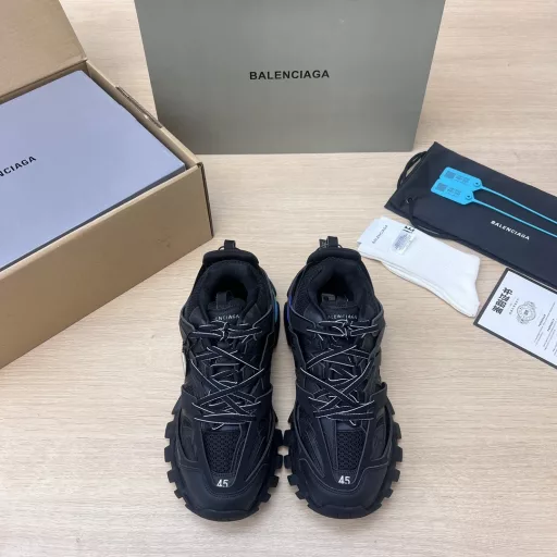 Balenciaga Track Trainer, the new LED light shoes from Balenciaga, the new version adds a rechargeable LED light strip at the heel position, which can be turned on by clicking the 