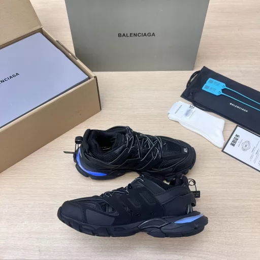 Balenciaga Track Trainer, the new LED light shoes from Balenciaga, the new version adds a rechargeable LED light strip at the heel position, which can be turned on by clicking the 