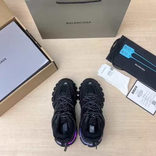 Balenciaga Track Trainer, the new LED light shoes from Balenciaga, the new version adds a rechargeable LED light strip at the heel position, which can be turned on by clicking the 