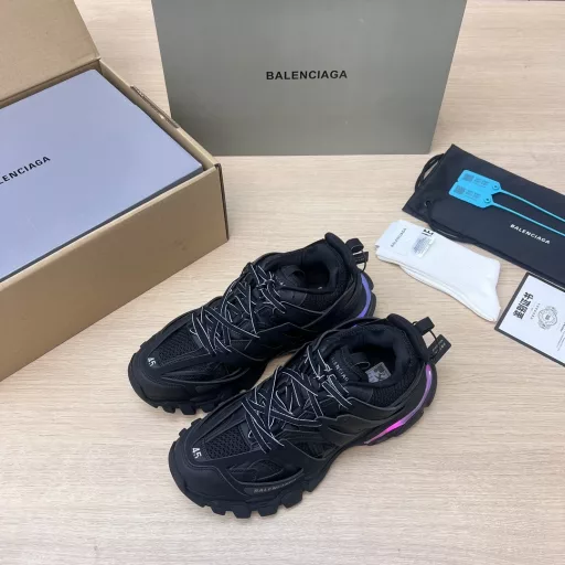 Balenciaga Track Trainer, the new LED light shoes from Balenciaga, the new version adds a rechargeable LED light strip at the heel position, which can be turned on by clicking the 