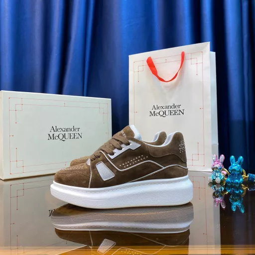 McQueen Alexander McQUEENThe first cooperation autumn and winter luxury super hot item is launched today [Celebrate][Celebrate][Celebrate]Leading in international information, development and innovation, our all-round quality innovation and service are far ahead [Strong][Strong][Strong][Rose] Purchasing agent-level heavy craftsmanship quality, can be made into original and new labels, and will be launched immediately, welcome to cooperate