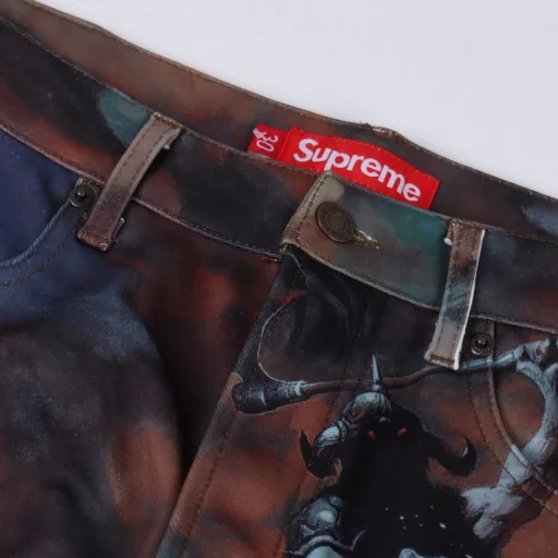 Supreme x Frank Frazetta FW24 WEEK15 Faux Shearling Lined Trucker Jacket Knight Snake-cutting Denim Printed Casual PantsCombining classic denim design with the artist's unique visual style, this series' most eye-catching item is full of personalityOriginal purchase and development, high quality, clothes are sampled and tested for printing and layout, special positioning laser cutting, time-consuming and labor-intensive, custom leather